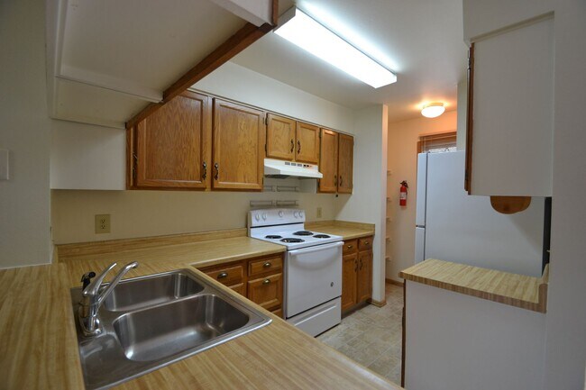 Building Photo - 2 Bed 1 Bath Townhome Centrally Located