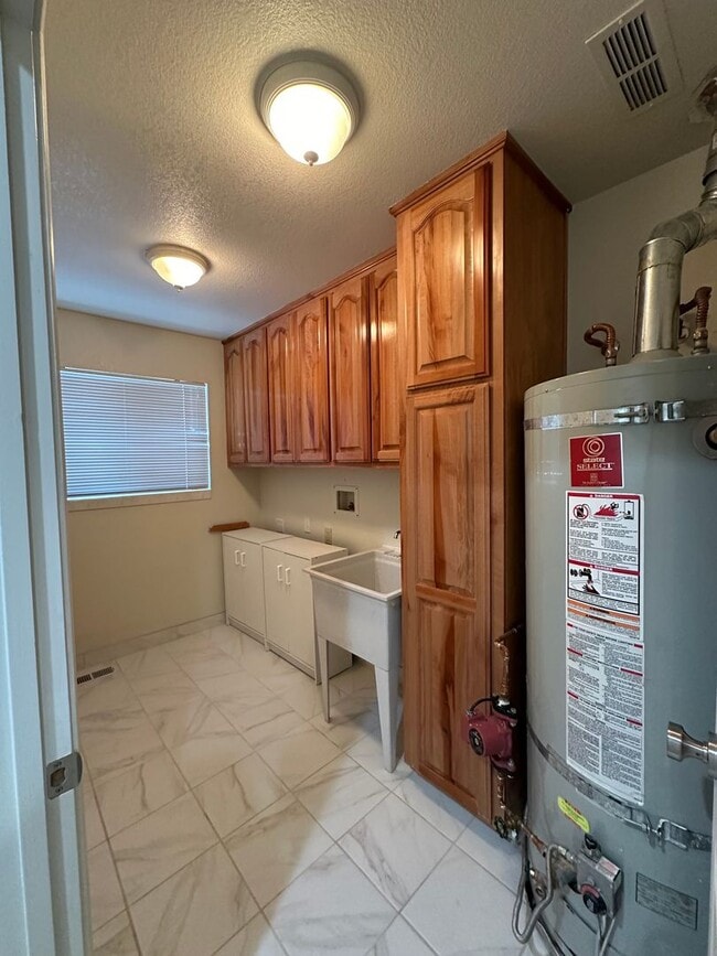 Building Photo - Unique and Spacious 3 Bedroom, 3 Bath Home...