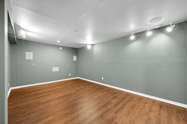 Building Photo - $1,945.00, 4-bed, 2-bath located in Colora...