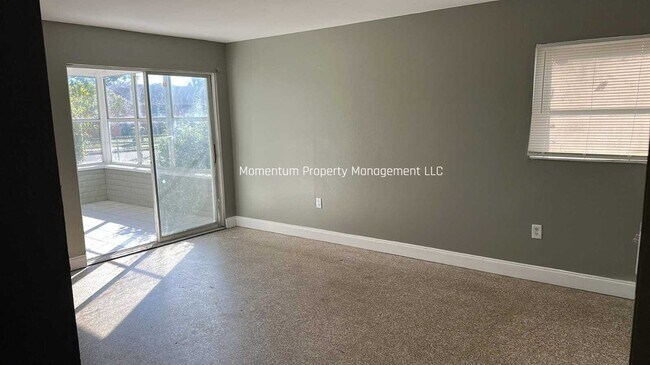 Building Photo - Beautiful & Cozy 4 bedrooms 2 bathrooms property in Sarasota! Apply for FREE This Holiday Season!