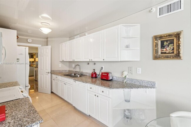 Building Photo - 16711 Collins Ave
