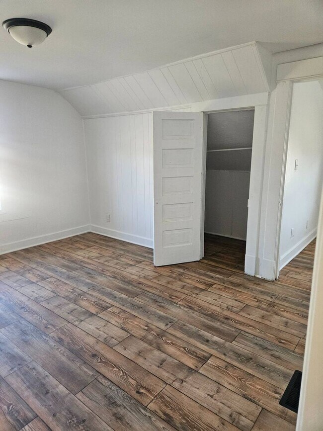 Building Photo - WOW! Look at this property ! You cant beat this price!