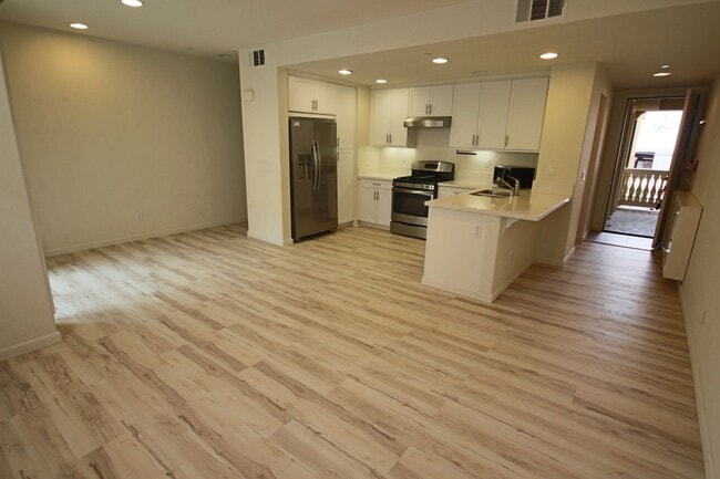 Building Photo - 2 Bedroom/2.5 Bath Townhouse