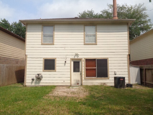 Building Photo - 810 Oak W Dr