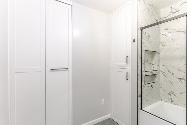 Building Photo - 640 E Valencia Ave