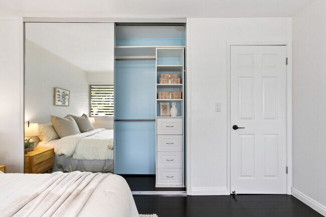 Building Photo - Kahala Tropic Gardens 2 bed 1.5 bath Fully Remodeled Condo