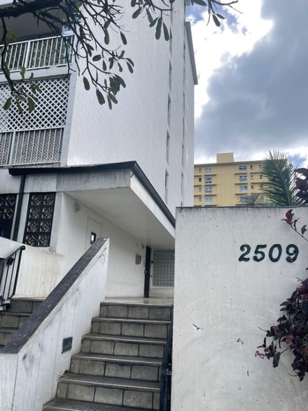 Building Photo - 2509 Ala Wai Blvd