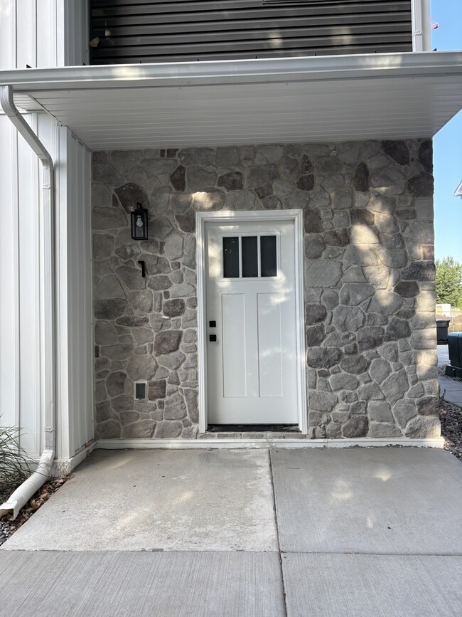 Building Photo - 824 E Sunnyside Rd
