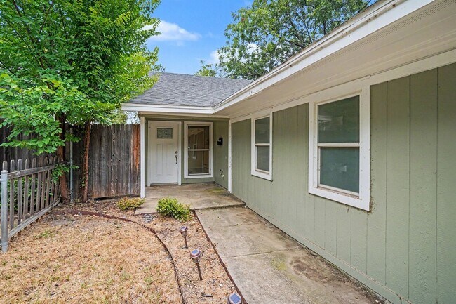 Building Photo - Charming 2-bedroom, 1-bath home in a convenient Fort Worth location!