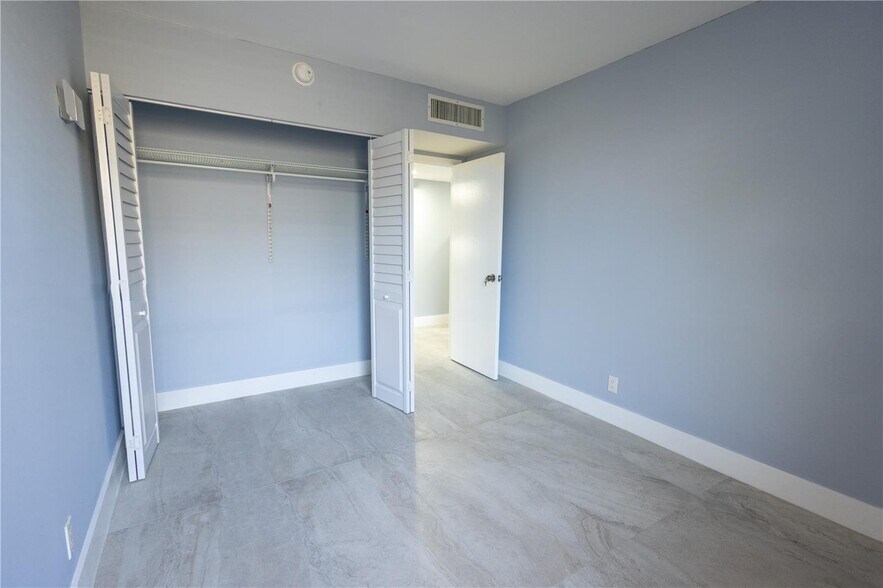 Building Photo - 20350 W Country Club Dr