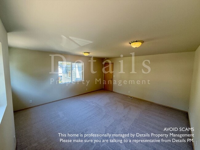 Building Photo - Large 3+ Bedroom Home in Port Orchard w/New Carpet & Paint