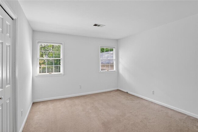 Building Photo - 447 Cove Dr NE