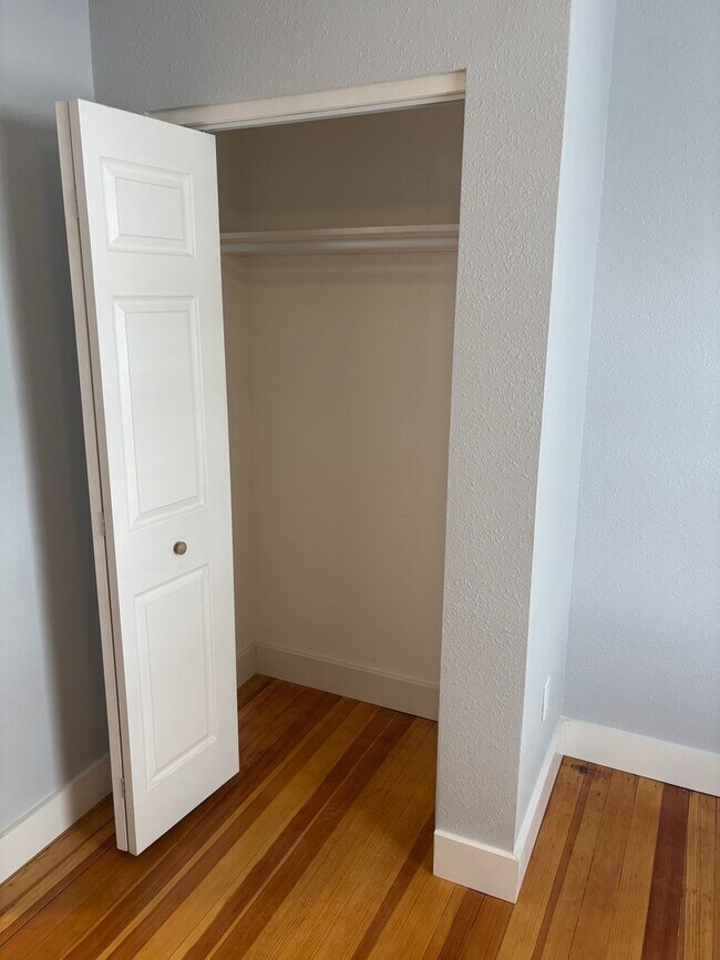 Building Photo - 741 Manitou Ave