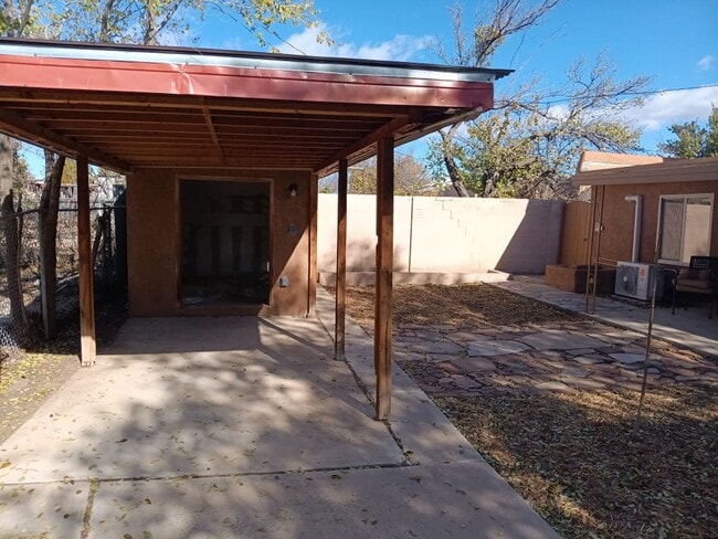 Building Photo - Stunning 4-bedroom 3-bathroom home in Santa Fe! Showings available NOW!