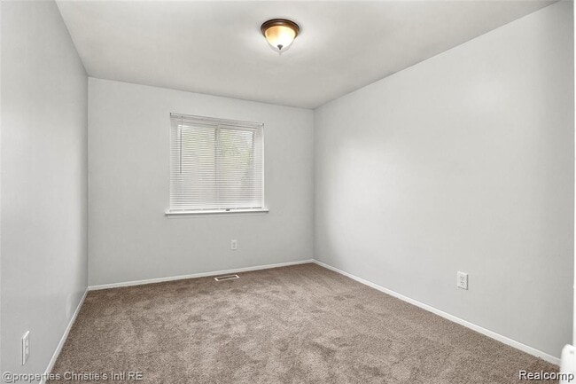 Building Photo - 21385 Deerfield Dr