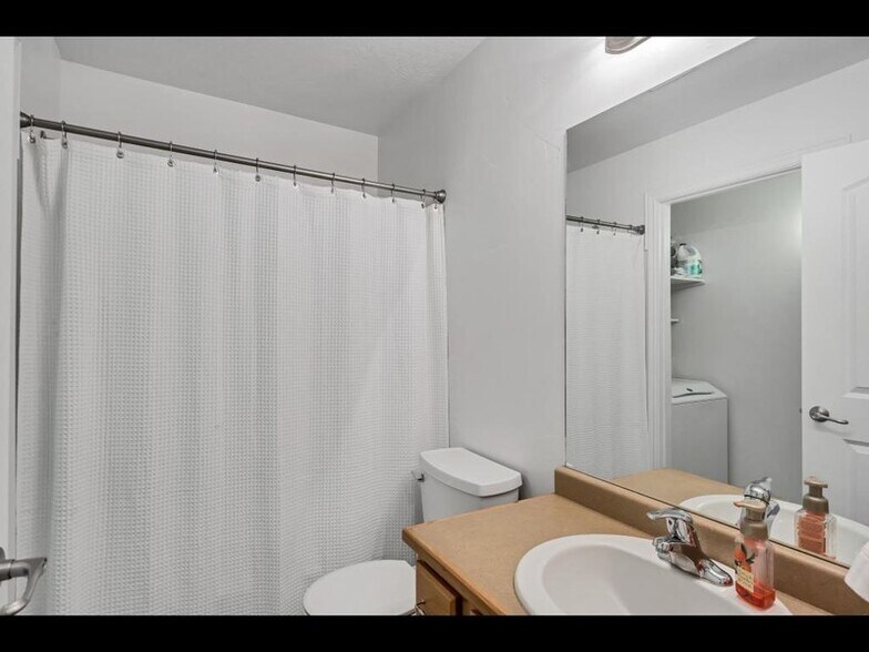 Building Photo - 986 W 270 S