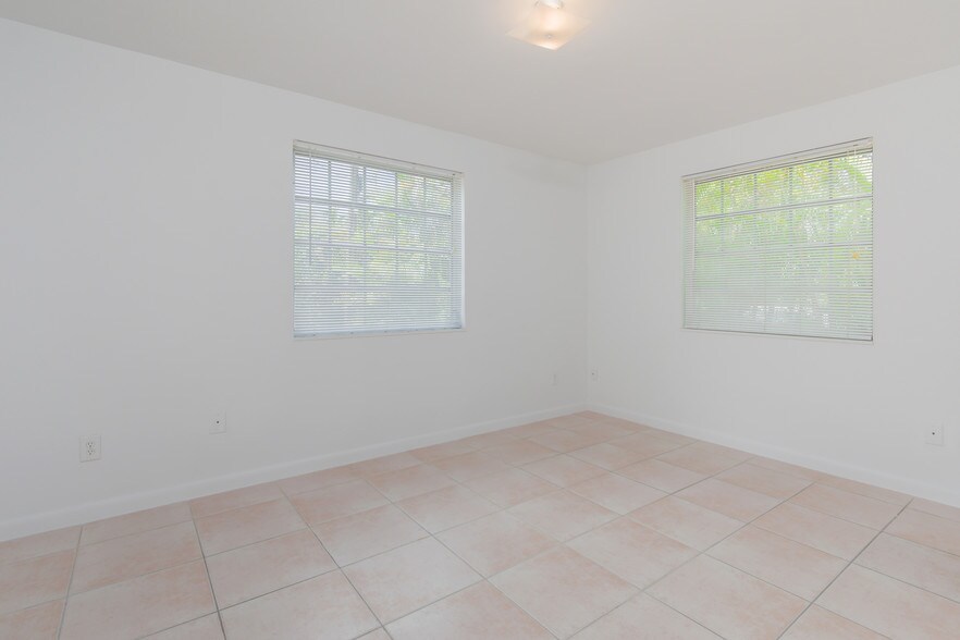 Master Bedroom - 3912 Ponce de Leon Blvd