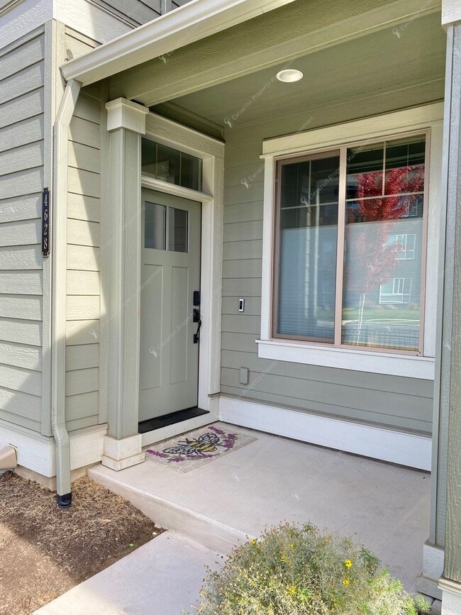 Building Photo - Newer 3BR - 2.5BA Home a Sought-After Redm...