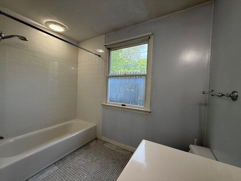 Building Photo - 947 Washington St