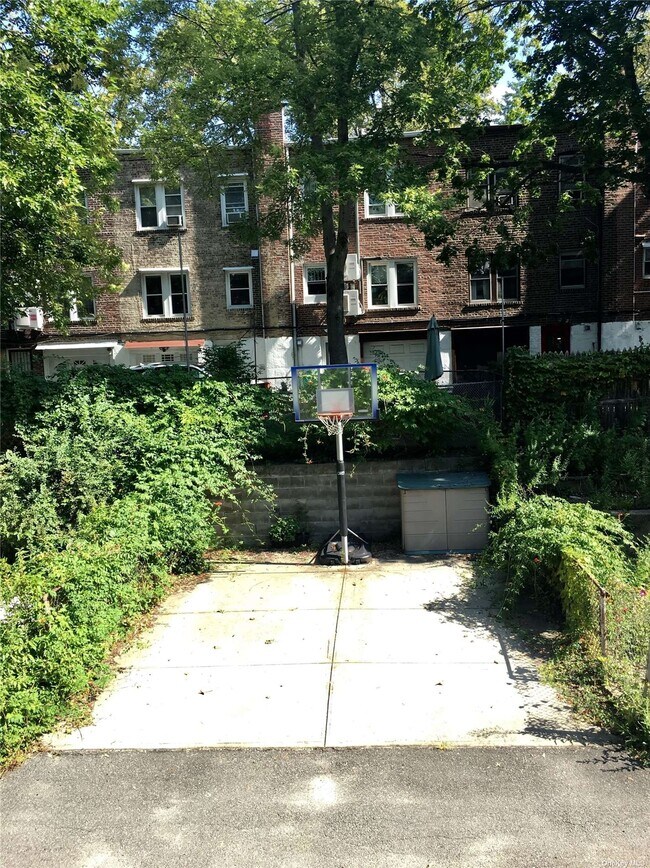 Building Photo - 68-41 Harrow St