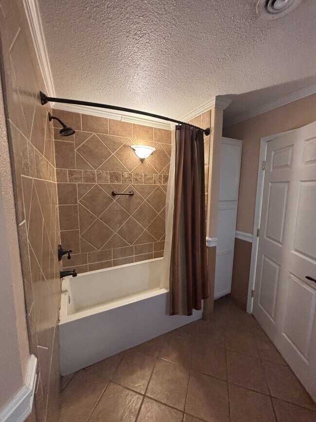 Building Photo - 906 Meadow Ln