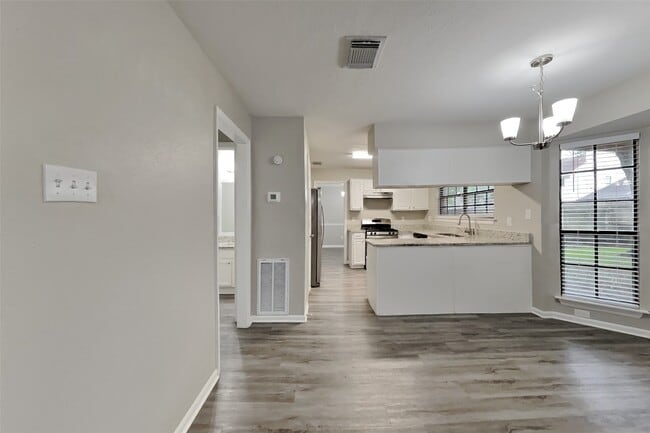 Building Photo - 3323 Colonel Ct Dr