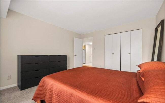 Building Photo - Bright And Luxurious 1 Bed 1 Bath Condo In Amenity-filled Woodlake Towers