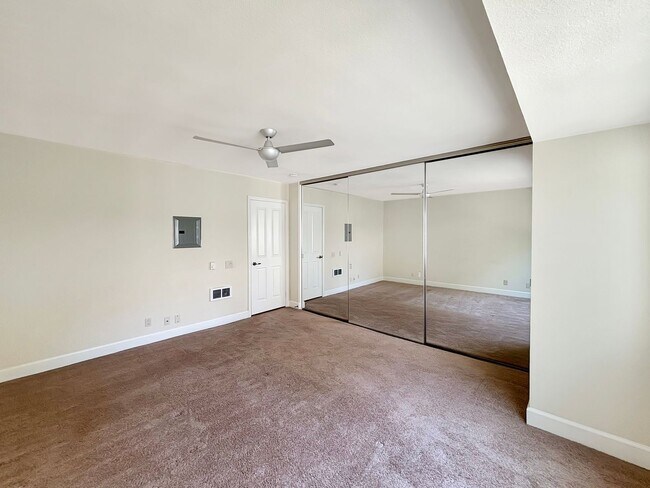 Building Photo - Upgraded 1B/1BA Condo in La Jolla W/ Parki...