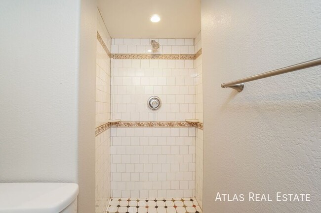 Building Photo - Studio with Den & Beautiful Tile Bathroom ...