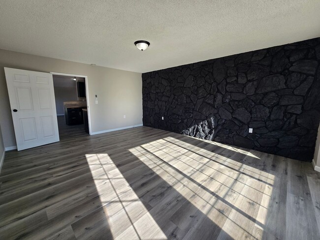 Building Photo - Spacious 4- Bedroom Remodeled Home in Palm...