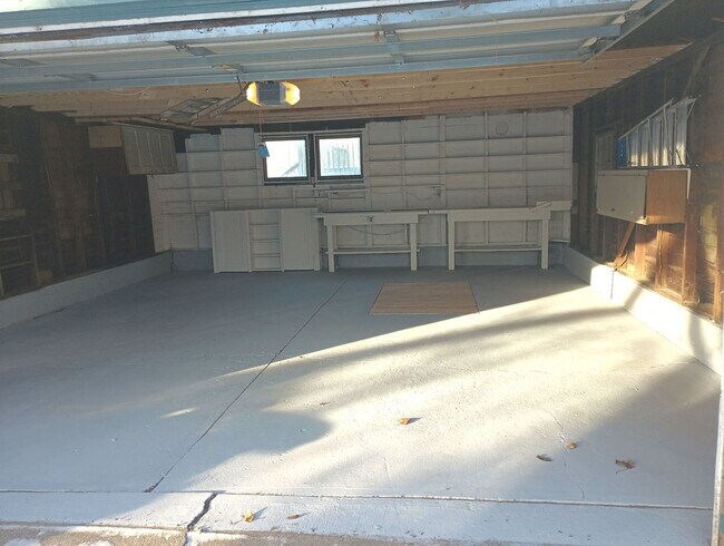 Building Photo - 408 S Gardiner Ave