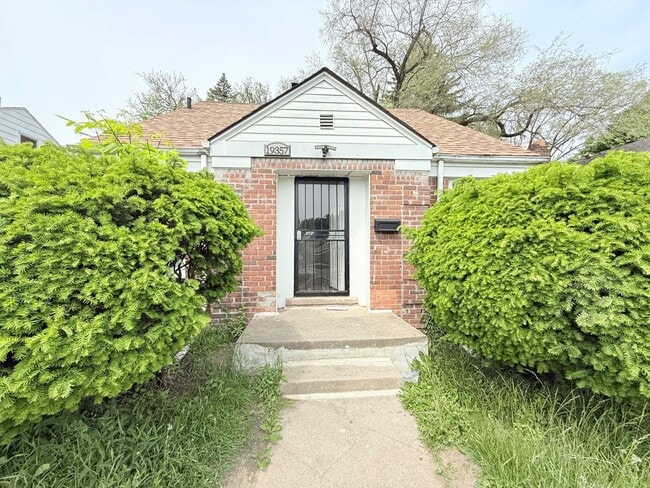 Primary Photo - Renovated 3-Bedroom Home – We Welcome Sect...