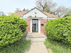 Building Photo - Renovated 3-Bedroom Home – We Welcome Sect...