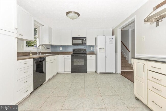 Building Photo - 207 Contour Rd