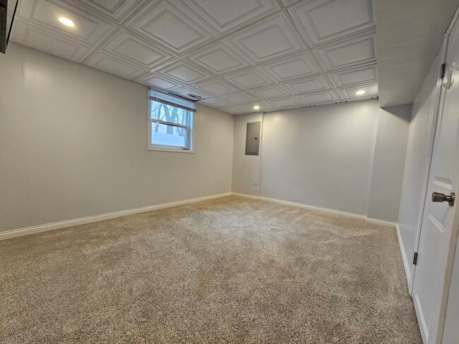 Building Photo - 9536 Elmwood Dr