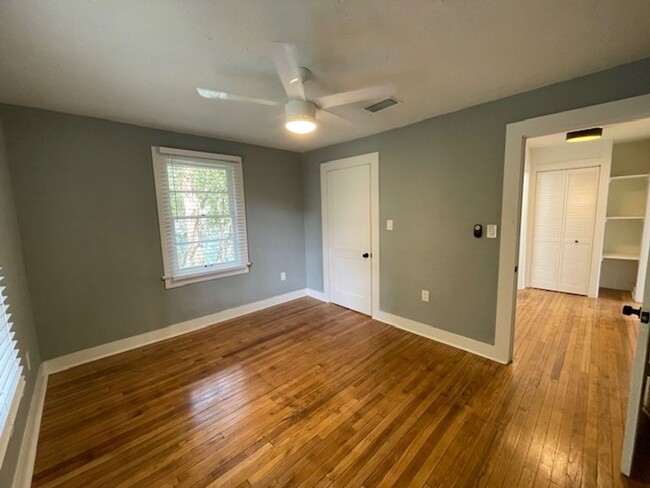 Building Photo - Recently Renovated 2 Bedroom Apartment in ...