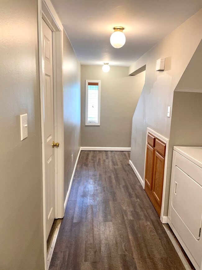 Building Photo - Spacious 3 bed/2 bath - walk to campus!