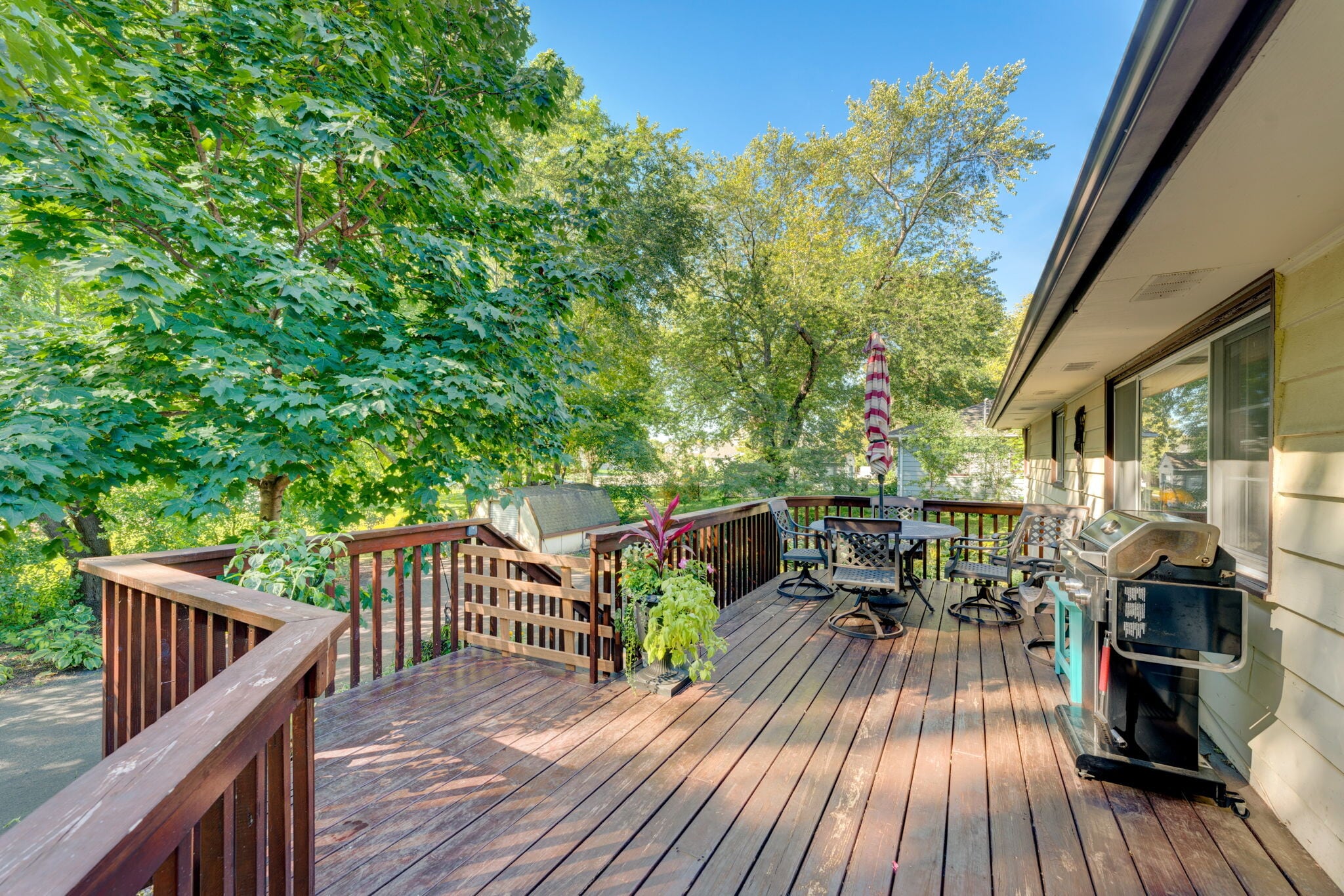 Deck - 4925 Main St E