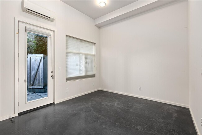 Building Photo - 4Bd/3Ba Seattle Townhome