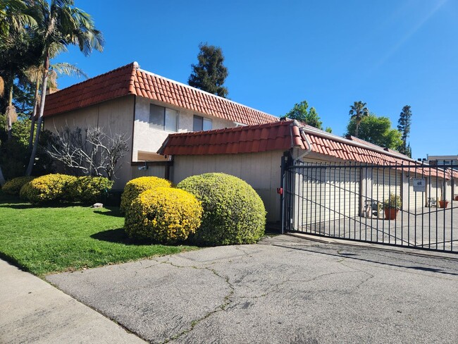 Building Photo - 3bed/2.5bath + Garage Townhome in Tarzana-...