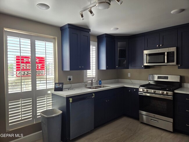 Building Photo - 15000 Ashford St