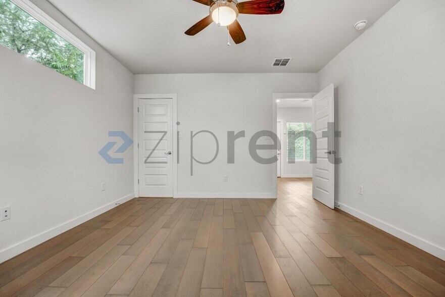 Building Photo - Unit A