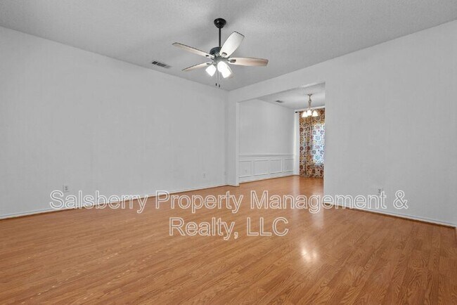 Building Photo - 1105 Hall Dr