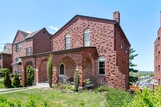Building Photo - Spacious 4 Bed/2 Bath Home in Brentwood - Original Charm, Off-Street Parking - Available October!