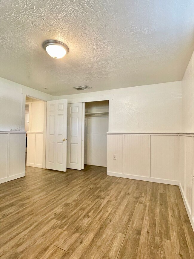 Building Photo - 2035 Van Buren Ave