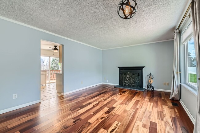 Building Photo - 4 Bedroom 2 Bath House In Louisville! Avai...