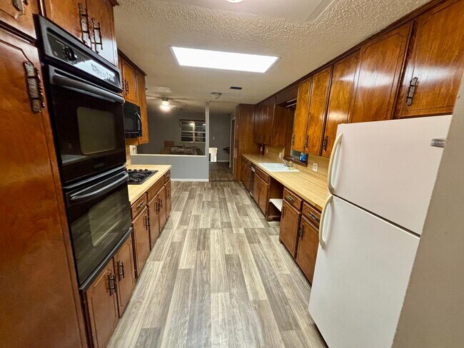 Building Photo - 3 Bedroom and 2 Bathroom Home in Shawnee for rent!