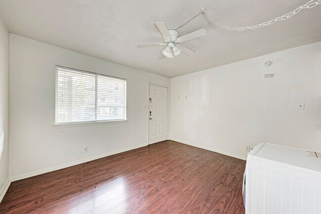 Building Photo - 2 month lease cute 1-1 blocks from campus and 1 block from UT shuttle