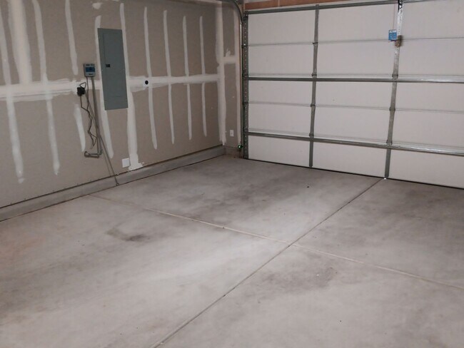 Building Photo - 3 Bedroom, 2 Bathroom Home! Schedule a Showing!