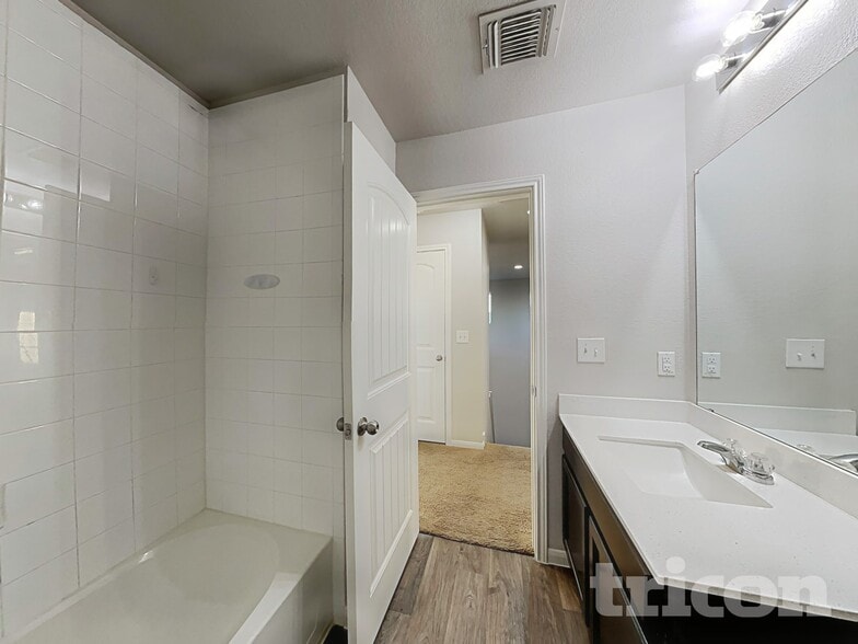 Building Photo - 15012 Custis Ln